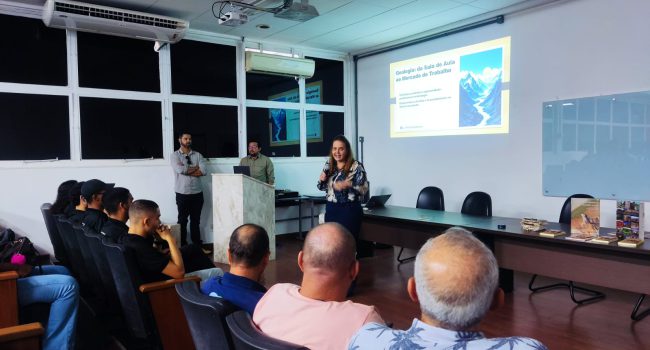 Setor mineral e oportunidades de carreira são destaque em palestra para calouros de Geologia da UFBA