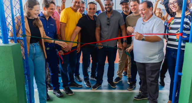 Samarco entrega quadra esportiva para uso compartilhado de escola e comunidade em Mãe-Bá