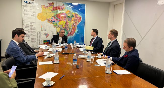 IBRAM recebe delegação do Congresso americano para tratar de MCEs