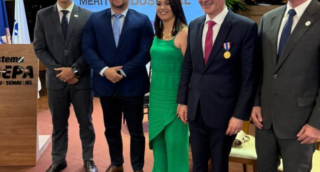 Ministro Jader Filho recebe medalha do Mérito Industrial