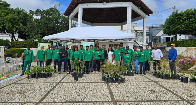 Troca de garrafas por mudas mobiliza moradores de Caetité e Licínio de Almeida no Dia do Meio Ambiente