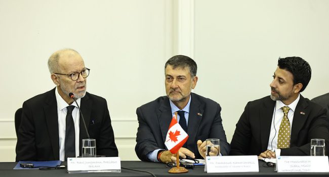Brasil e Canadá buscam avançar na cooperação em mineração e em energia renovável em encontro no IBRAM