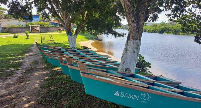 BAMIN entrega canoas sustentáveis a famílias de pescadores de Sambaituba, em Ilhéus
