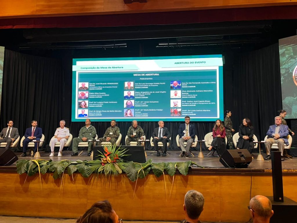 IBRAM participa de seminário sobre desenvolvimento, proteção ambiental e povos originários no contexto pós-COP 30 Em um momento em que a transição energética ganha protagonismo nas discussões globais sobre desenvolvimento e sustentabilidade, o diretor-presidente do Instituto Brasileiro de Mineração (IBRAM), Pablo Cesário, participou nesta quarta-feira (17), em Belém (PA), do Seminário de Desenvolvimento, Proteção Ambiental e Povos Originários: Pilares da Soberania na Amazônia no Pós-COP 30. Organizado pelo Comando Militar da Amazônia Oriental, o encontro reuniu representantes de instituições públicas e privadas, autoridades militares e civis e especialistas para debater os desafios e as oportunidades da região amazônica diante das transformações econômicas, ambientais e geopolíticas em curso. O seminário teve como foco a discussão sobre segurança e defesa da Amazônia, além da conciliação entre as agendas de desenvolvimento econômico, proteção ambiental e valorização dos povos originários. Durante sua participação, Pablo Cesário destacou que a mineração ocupa uma posição estratégica em um momento de profundas transformações econômicas e tecnológicas no mundo. Segundo ele, a crescente demanda por minerais críticos e estratégicos, impulsionada pela transição energética, coloca o setor no centro das discussões sobre desenvolvimento, sustentabilidade e soberania. Segundo Cesário, o momento atual representa uma mudança estrutural comparável às grandes revoluções industriais da história, com impactos diretos sobre a demanda por minerais e sobre o papel do Brasil no fornecimento desses recursos estratégicos. “A mineração está ligada a algumas transições no mundo que estão acontecendo neste momento. A principal delas é a transição energética que define quase todas as evoluções industriais. Desde a primeira revolução, baseada no carvão e no vapor, até os dias atuais, estamos vivendo uma nova grande transformação”, afirmou. O consultor do IBRAM, Fernando Azevedo, também participou do seminário e contribuiu para os debates sobre geopolítica, soberania, governança e justiça climática na Amazônia. Em sua apresentação, abordou o papel estratégico da mineração no atual cenário geopolítico global. Azevedo destacou ainda a importância da região Norte para a mineração, ressaltando a contribuição do setor para o desenvolvimento econômico, a geração de empregos. Também participaram o diretor de Assuntos Minerários, Júlio Nery, e o gerente-executivo do IBRAM na Amazônia, Anderson Santos.